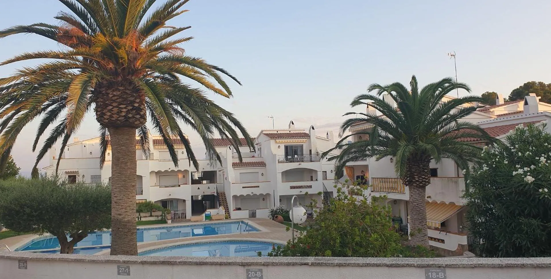 Bel Appartement Face Piscine En Rdj Roses